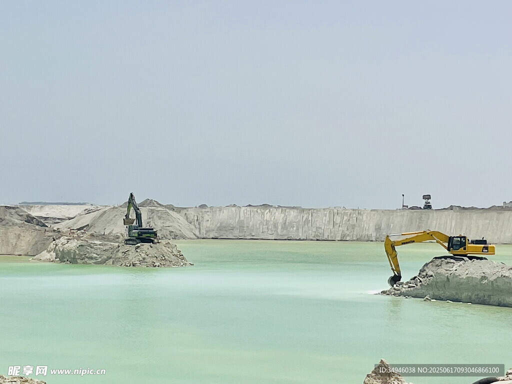 露天矿场中的挖掘机与水域