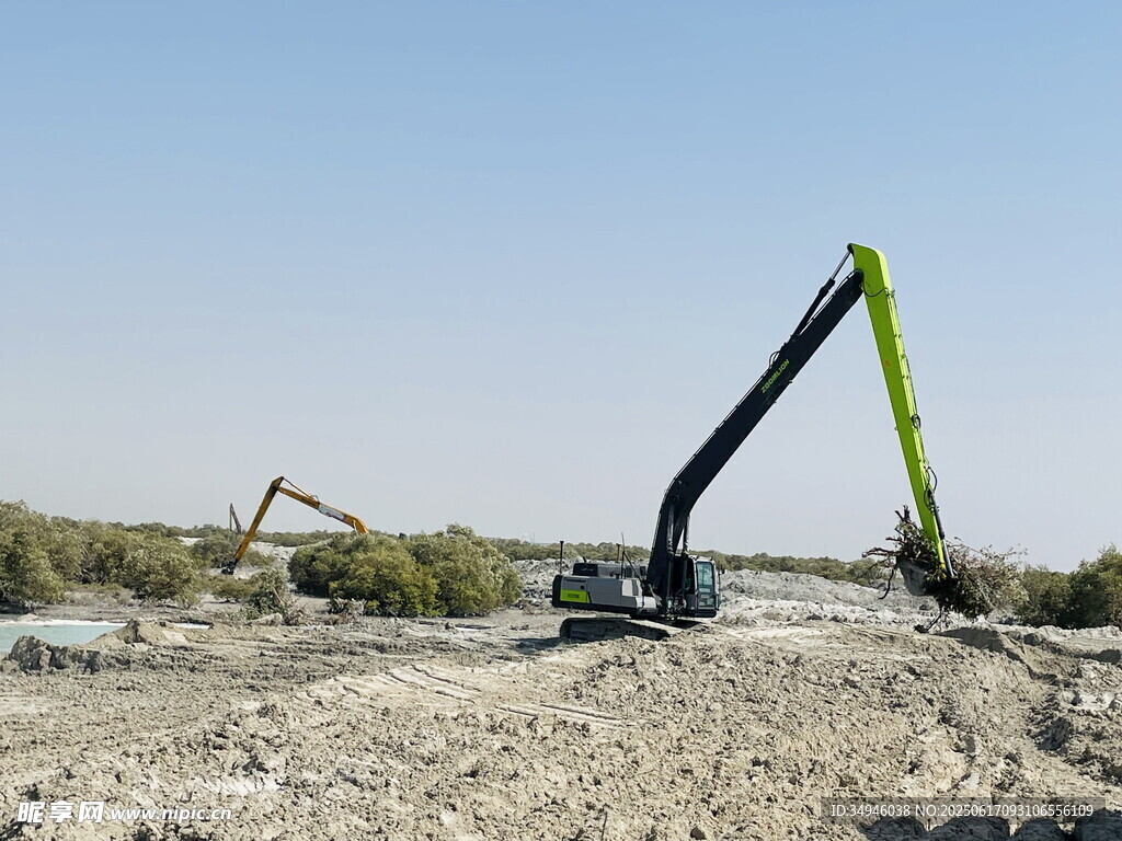 工地挖掘机作业场景