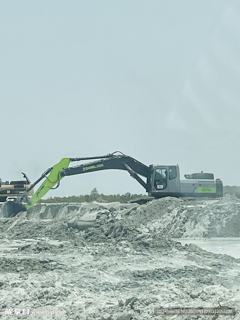 挖掘机作业于沙土场地