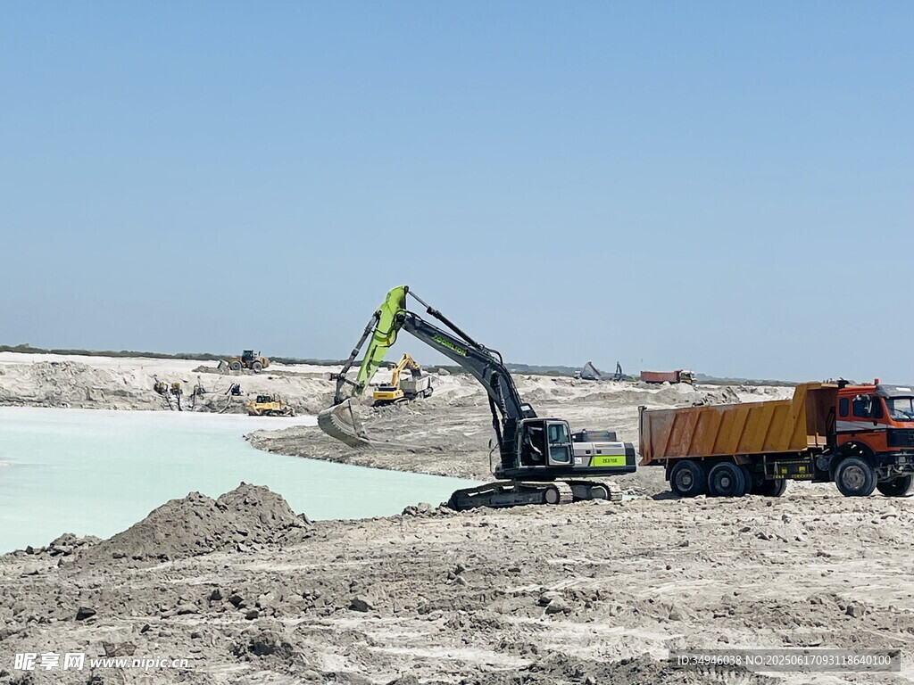 矿场挖掘机与卡车作业场景