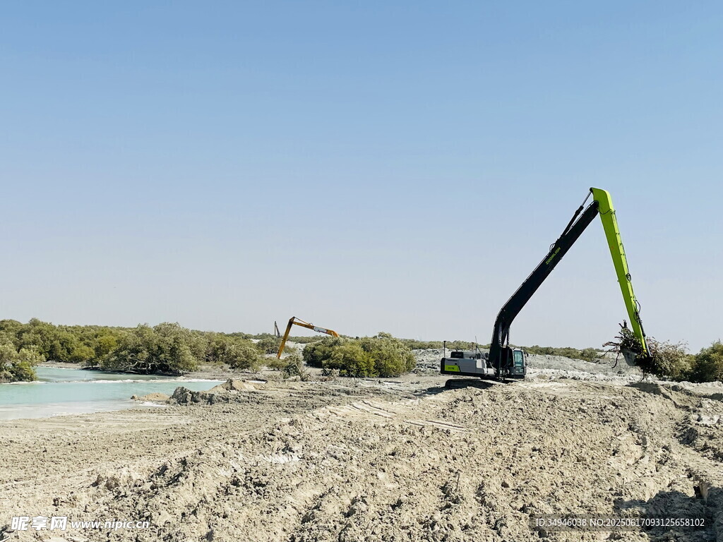 河边挖掘机作业场景