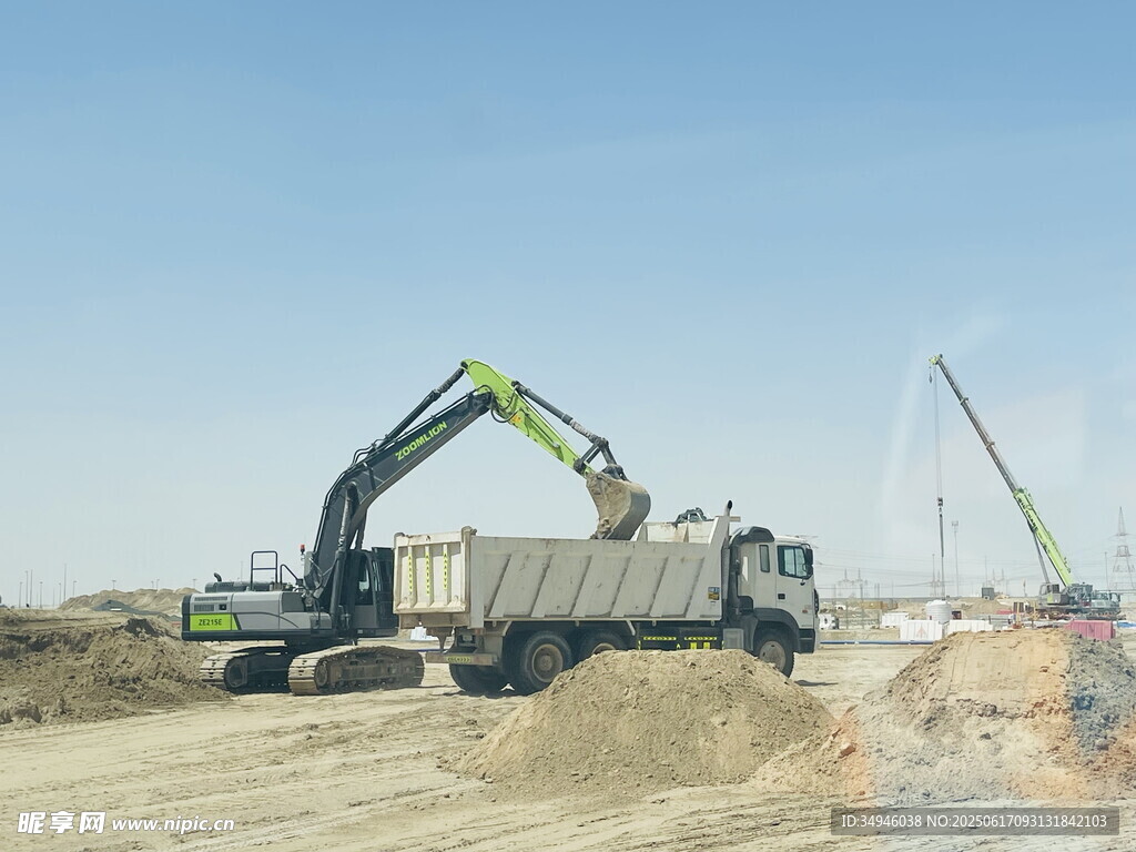工地挖掘机装车作业场景