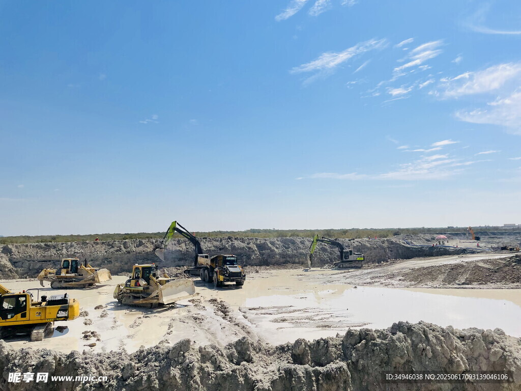 露天矿场施工场景