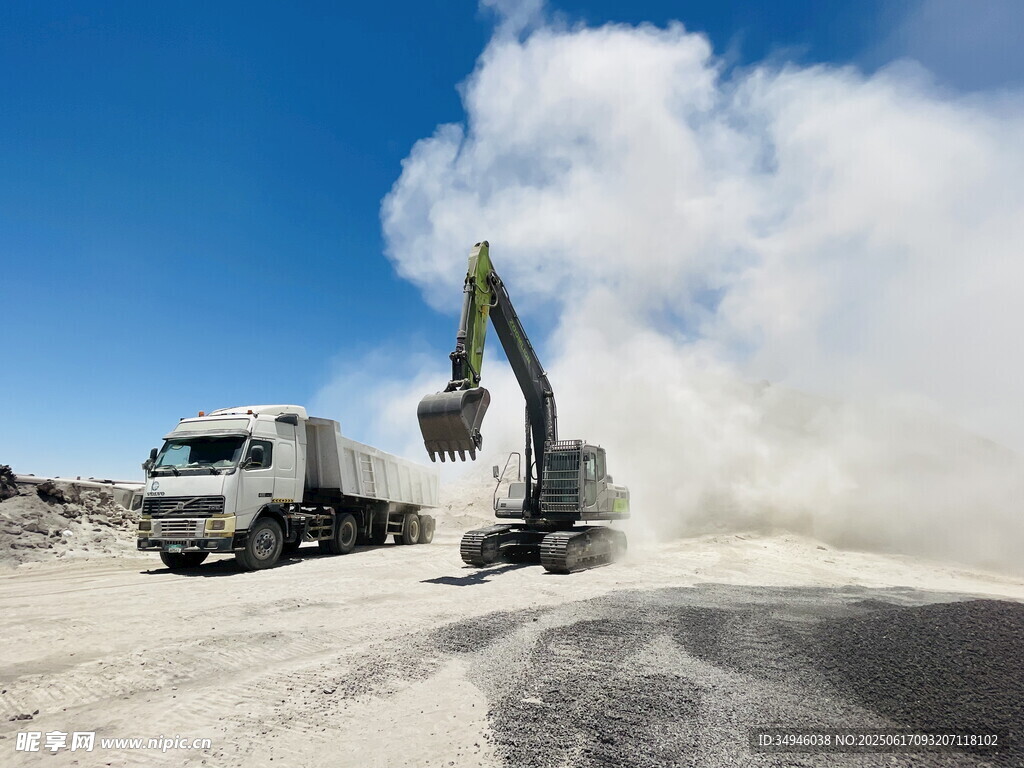 工地挖掘机与卡车作业场景