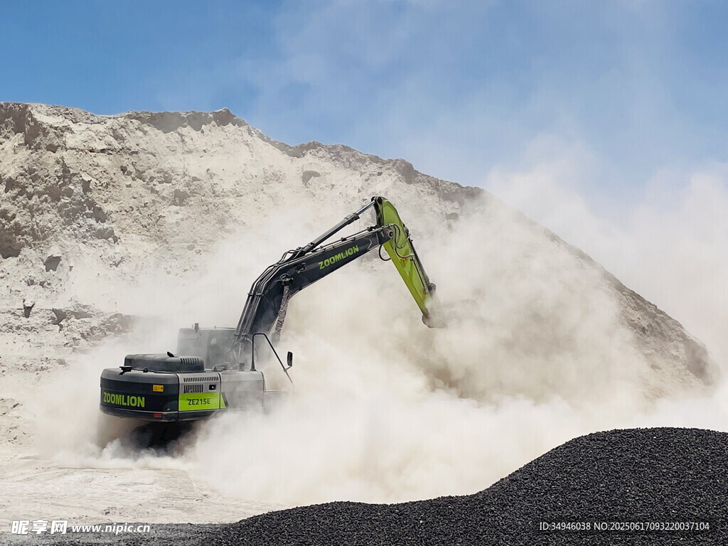 挖掘机作业扬起尘土