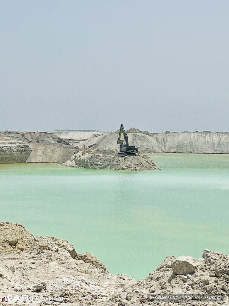 露天矿场中的挖掘机作业