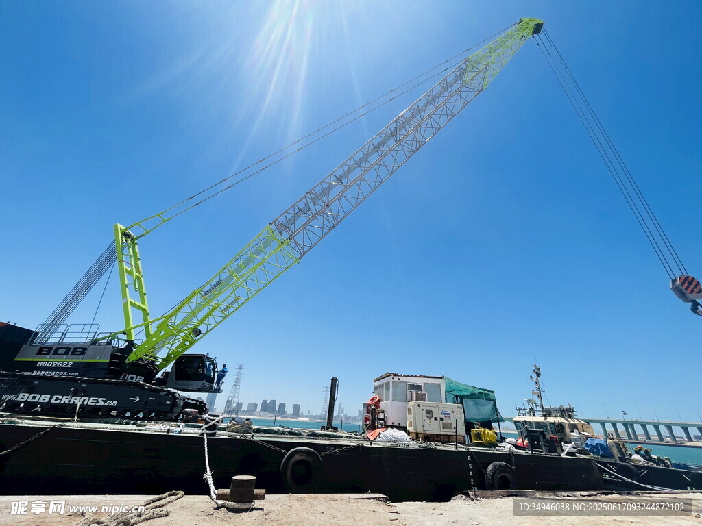 港口起重机作业场景