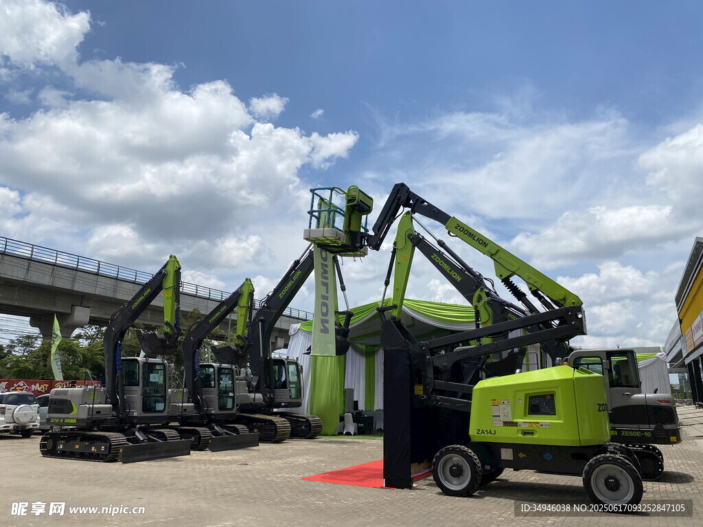 户外停放的多台工程机械