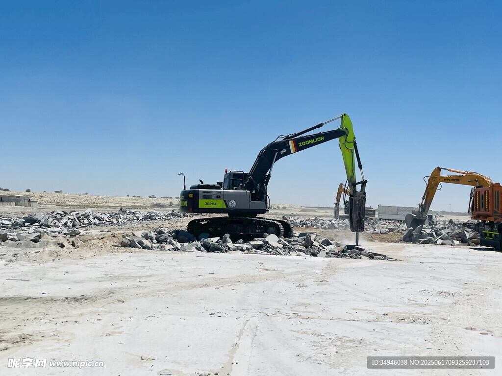 挖掘机在工地作业场景