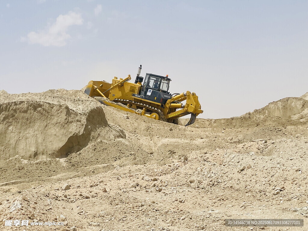 沙漠中的黄色推土机作业