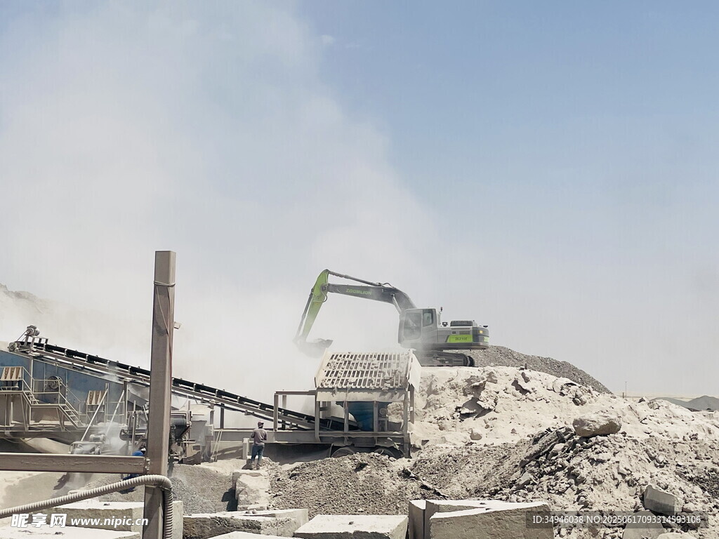 建筑废墟中的挖掘机作业