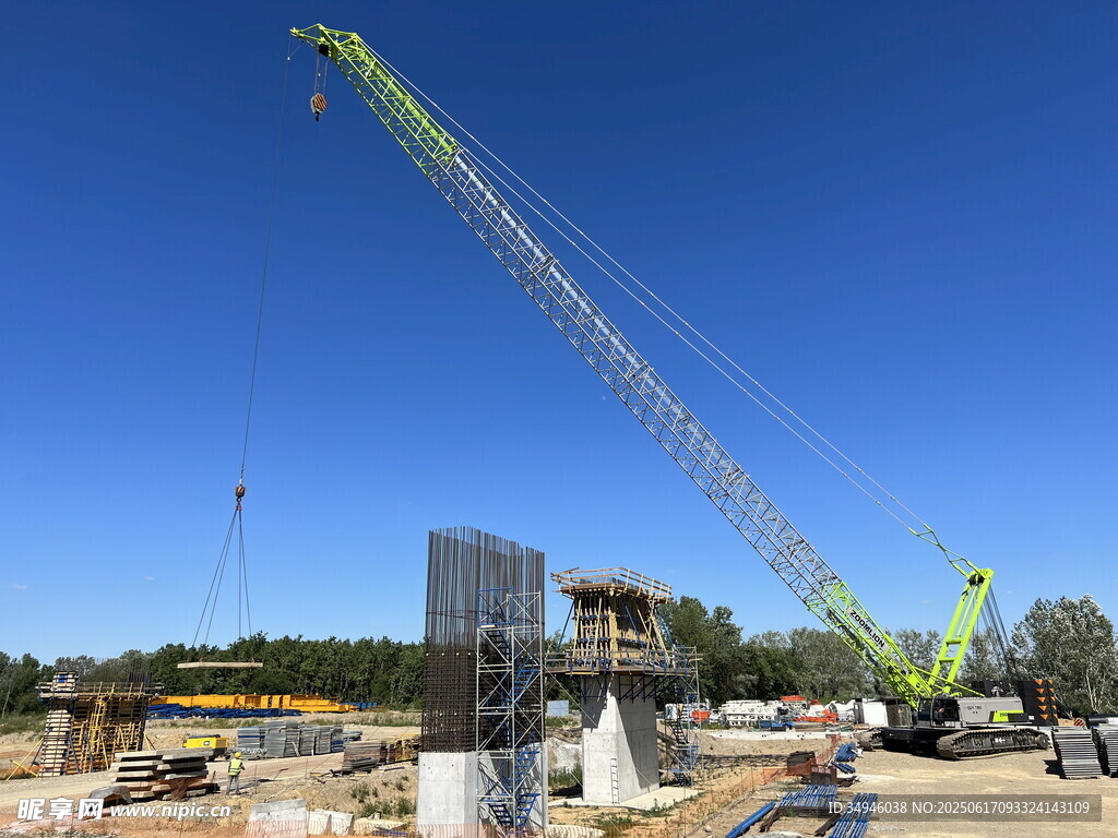 工地起重机作业场景