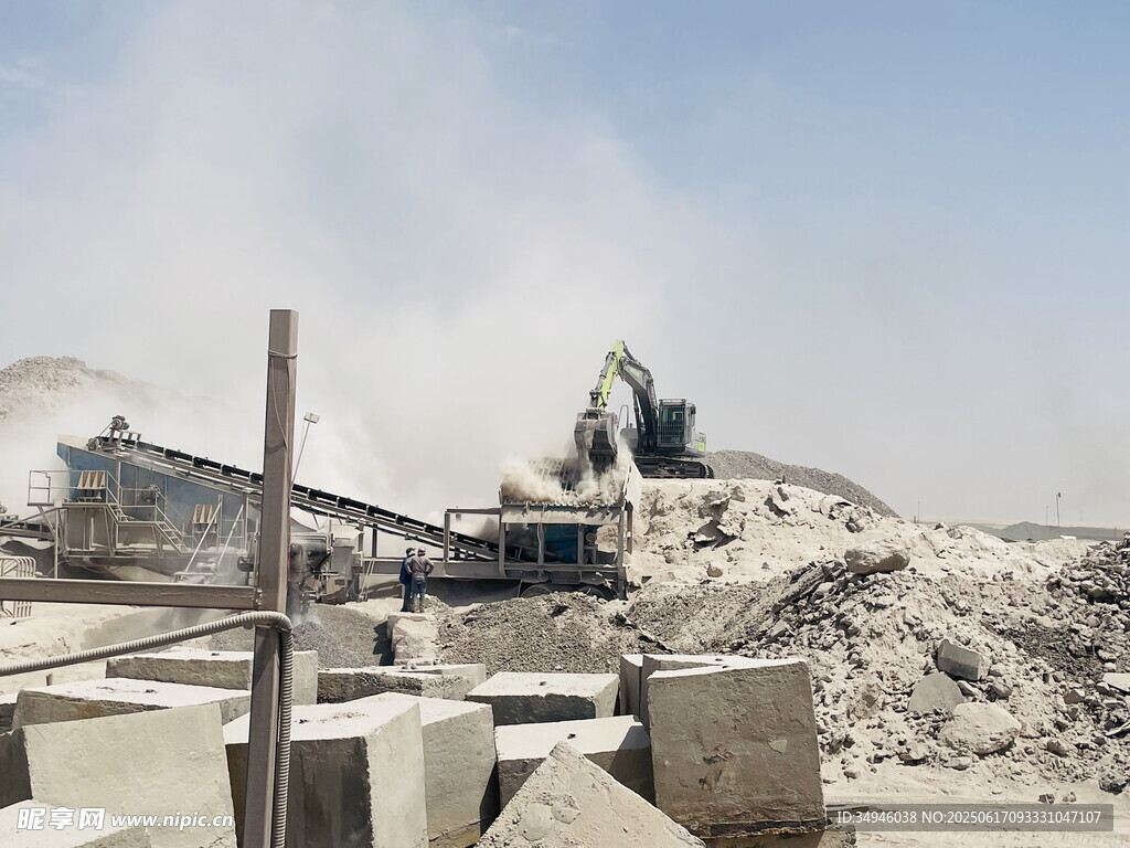 砂石厂作业场景