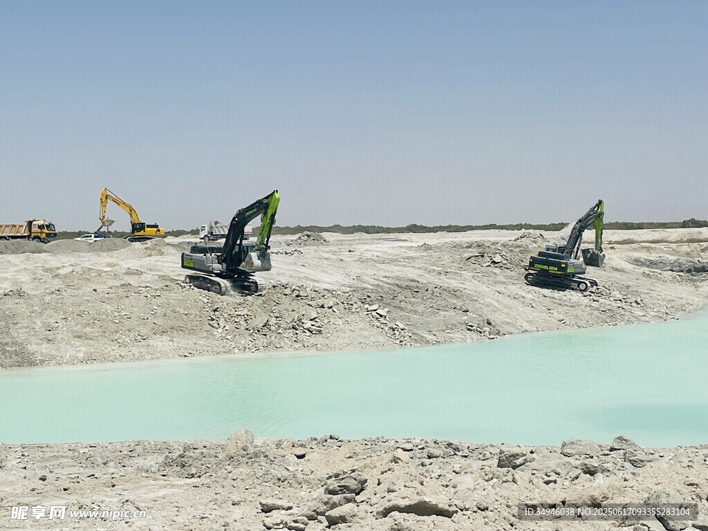 露天矿场中的挖掘机作业