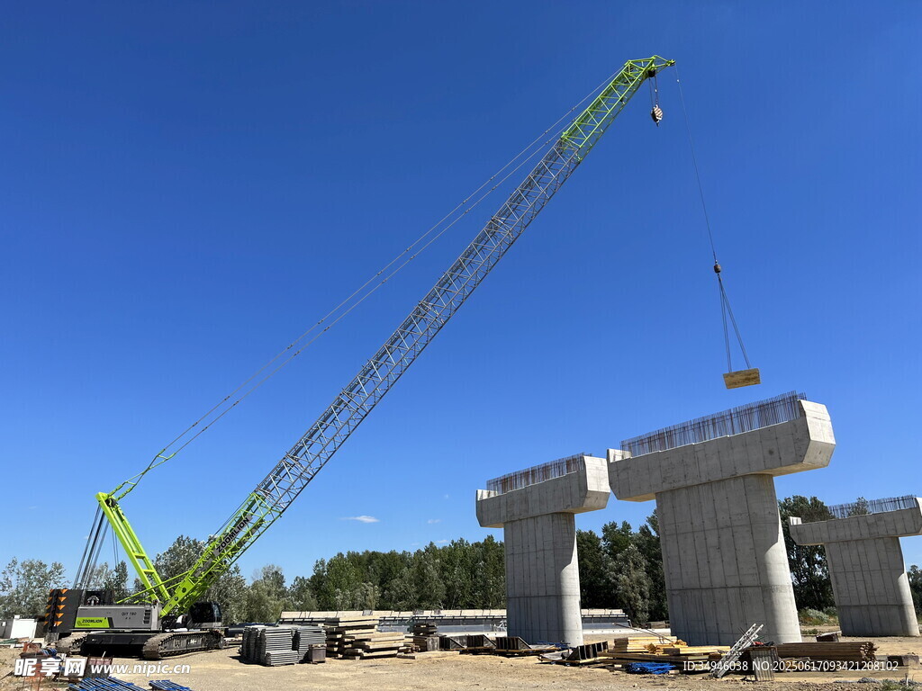 桥梁施工现场的起重机作业