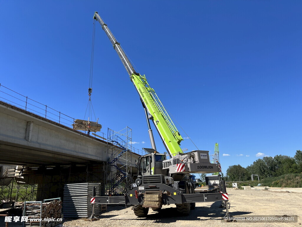 起重机于户外桥梁旁作业