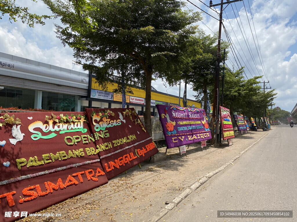 路边多彩装饰的建筑景观
