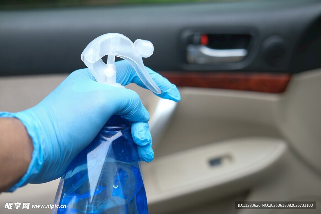 戴手套手持喷雾清洁汽车