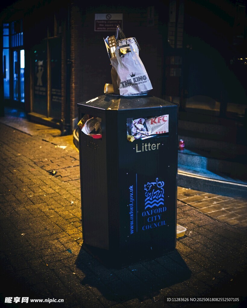 夜晚街边的垃圾桶