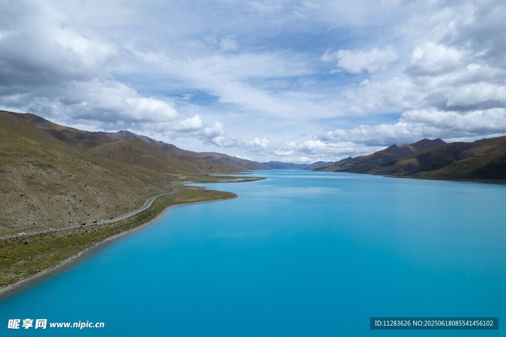 湛蓝湖泊与远山美景