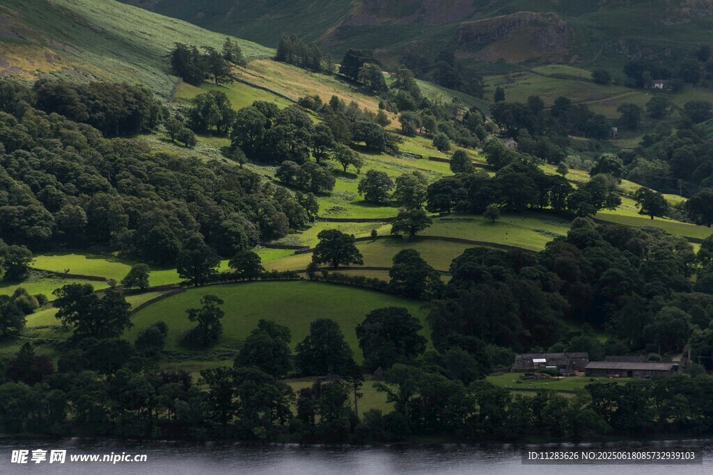 湖畔绿野山丘美丽风光