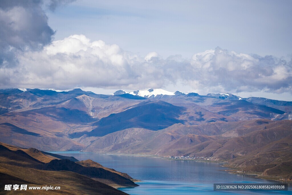 壮丽山水间的湖光山色