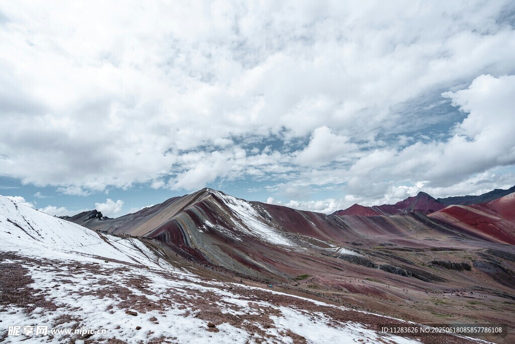 雪山与多彩山峦壮丽景观
