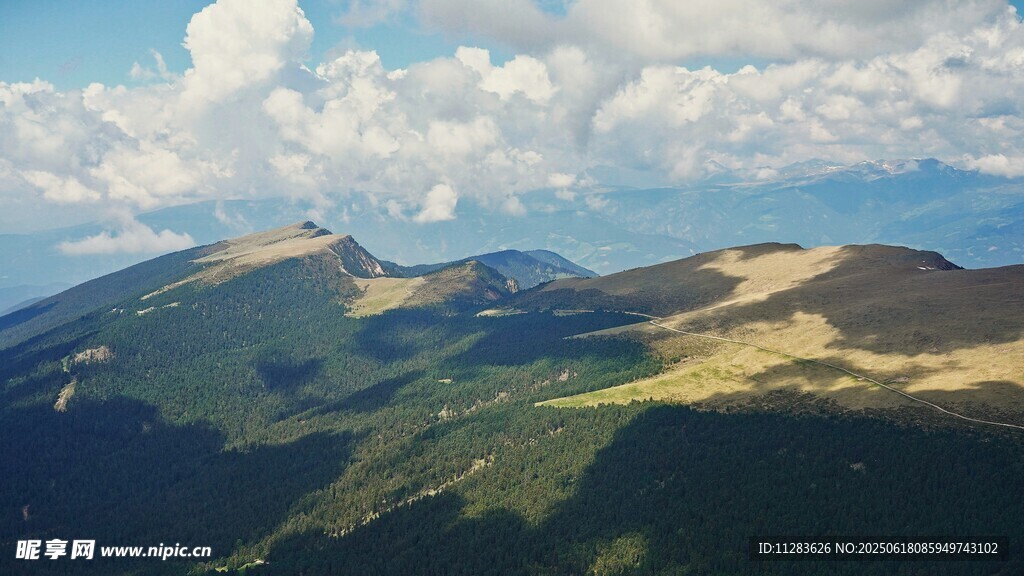 壮丽山峦与蓝天白云美景