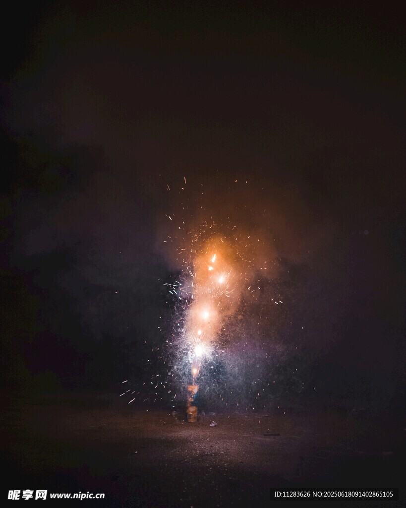 梦幻星空下的绚丽烟火