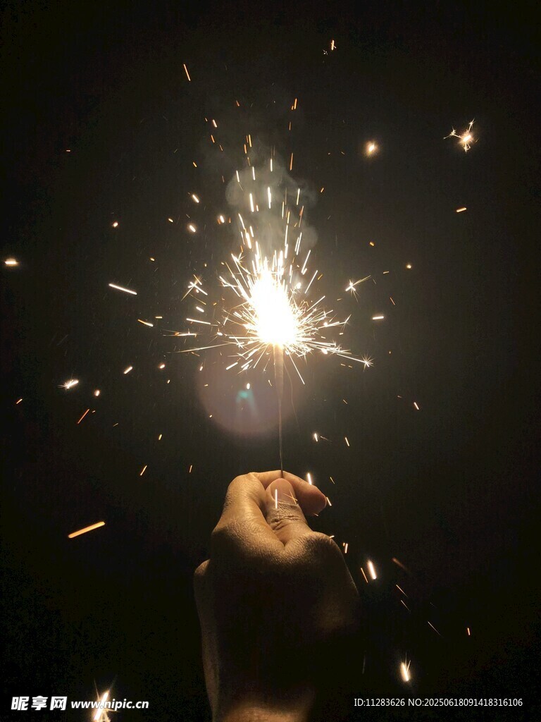 手持烟花绽放瞬间
