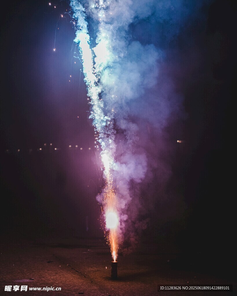 夜空中绚烂的烟火绽放