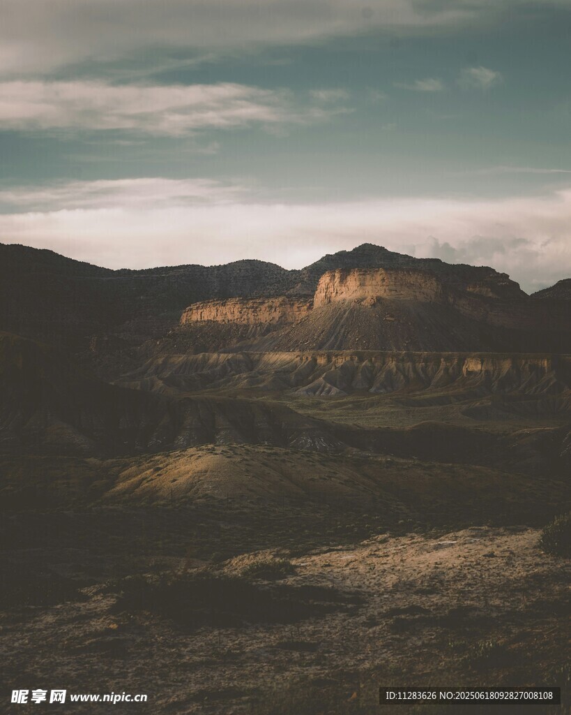 黄昏下的壮丽山峦景色