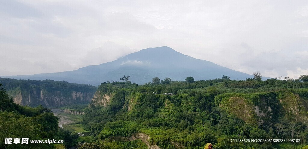 青山环绕中的巍峨山峰