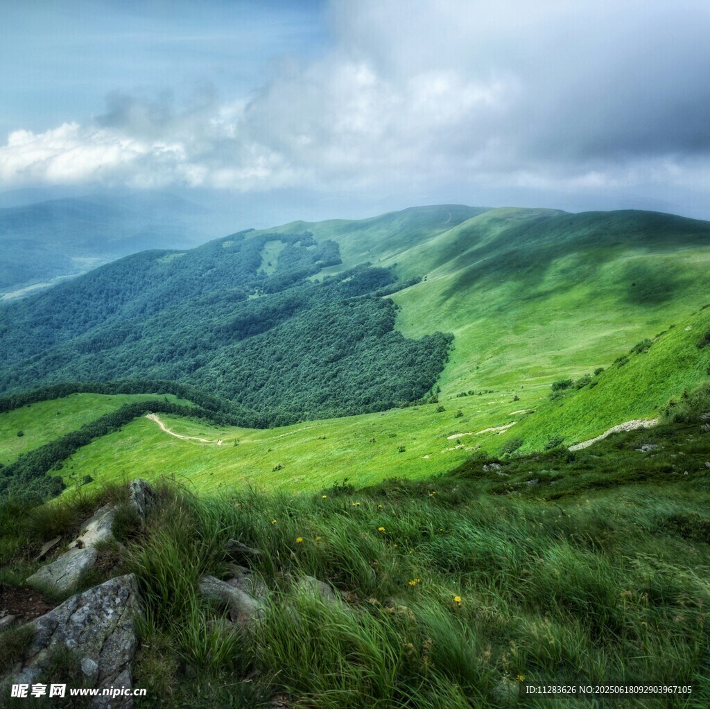 翠绿山峦间的壮美自然景观