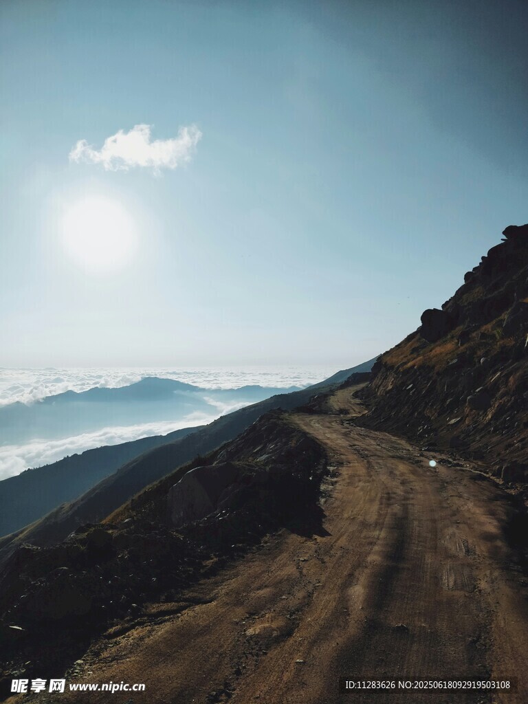 山间蜿蜒土路
