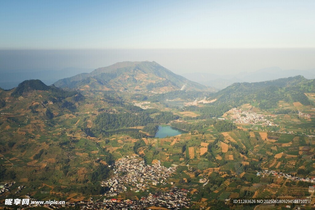 俯瞰山间城镇与壮丽海景