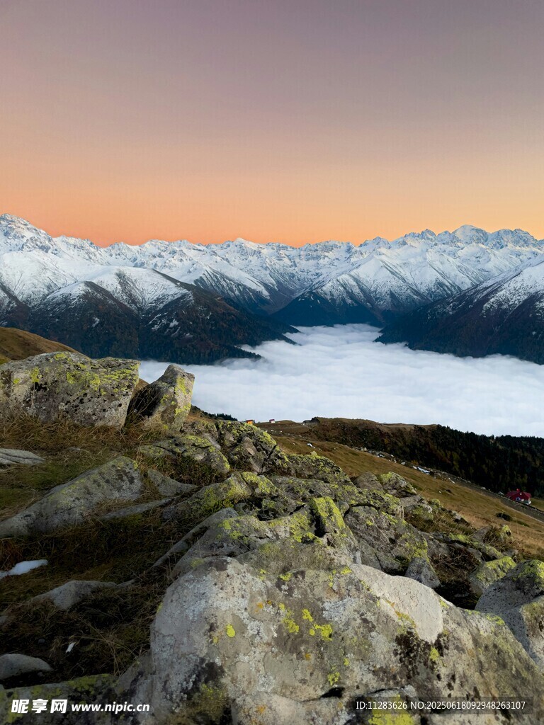 高山云海间的壮丽日出