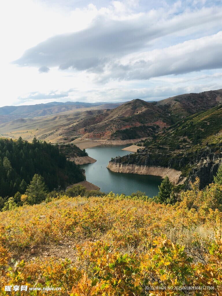 山间湖畔秋景