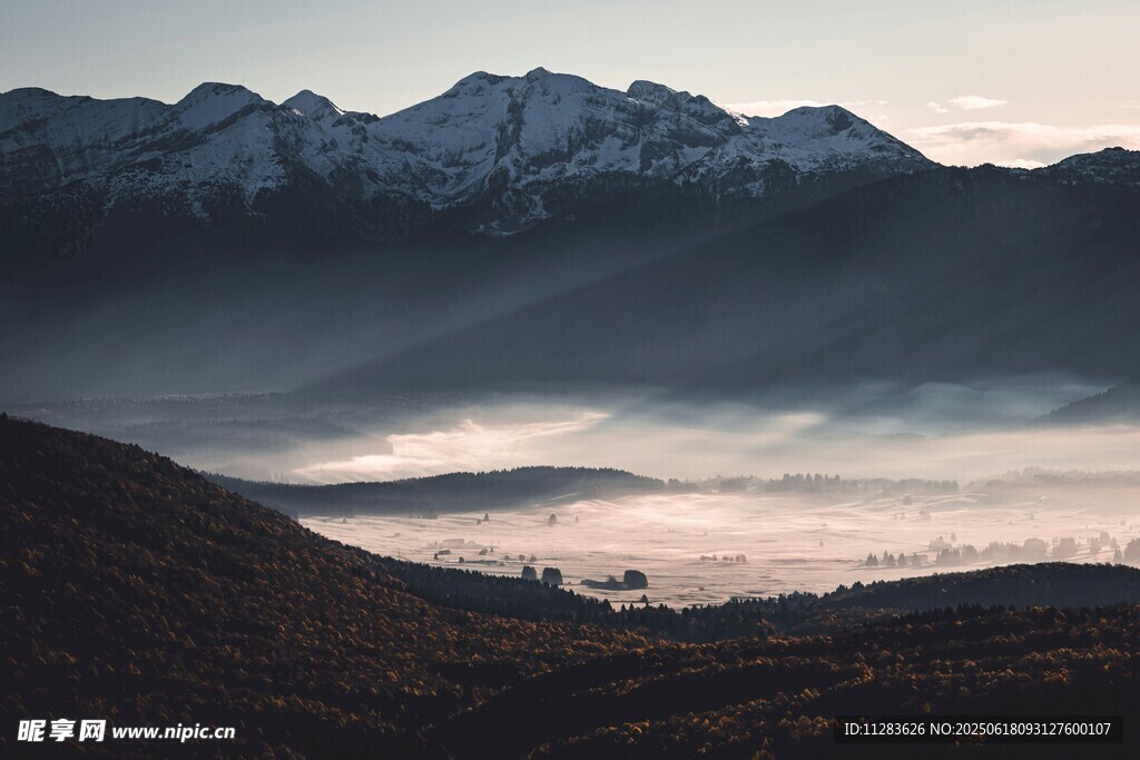 山间晨景