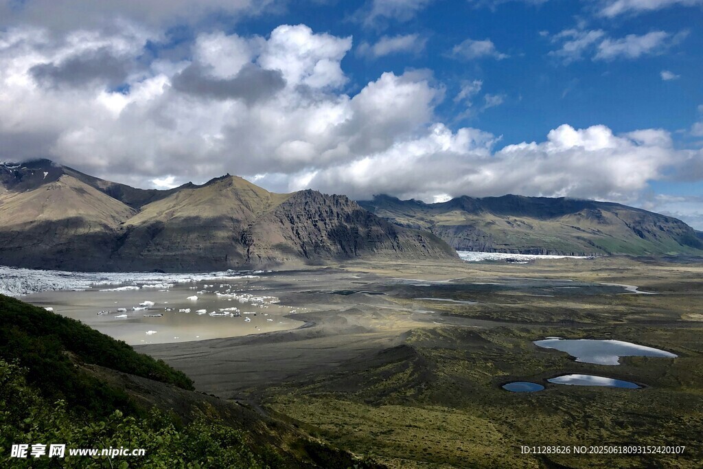 壮丽山川间的开阔美景