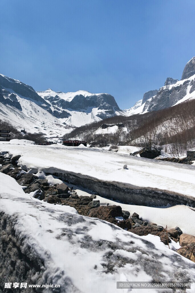 雪山河谷壮丽冬日景观