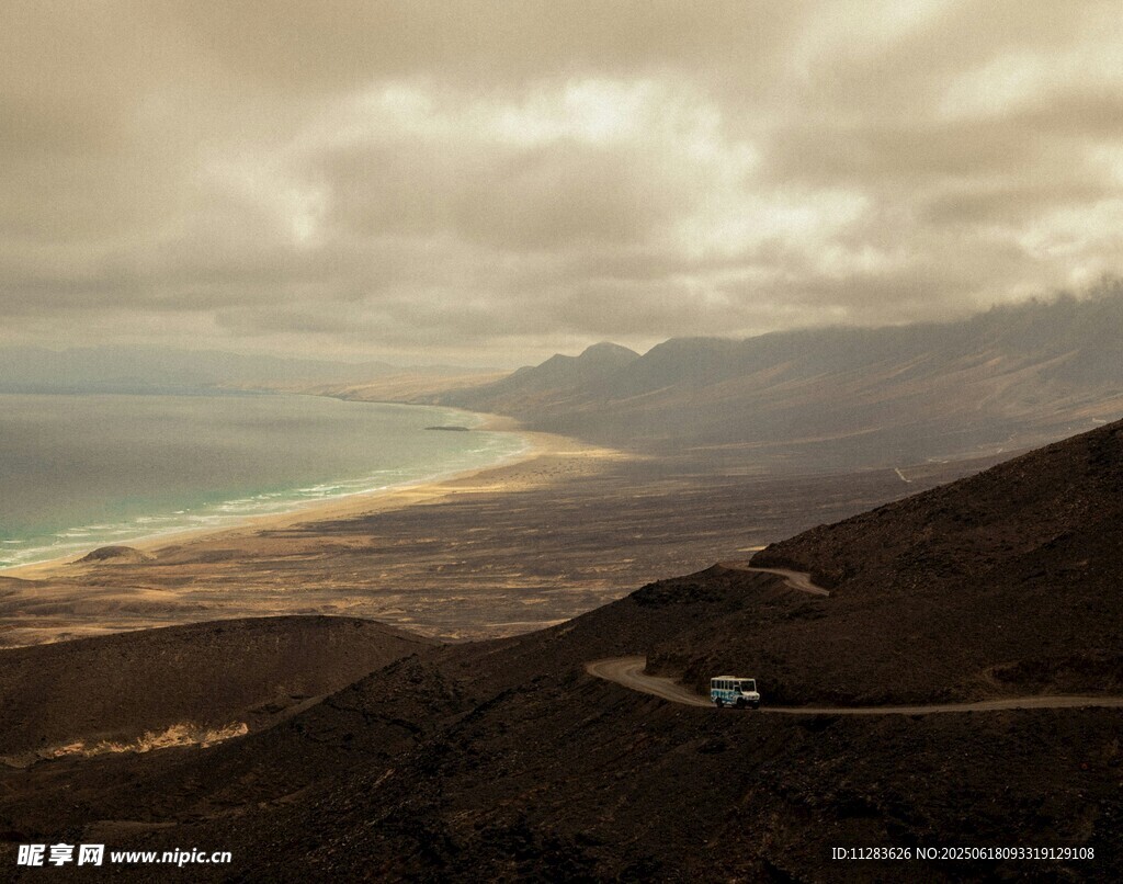 山间公路旁的壮阔海景