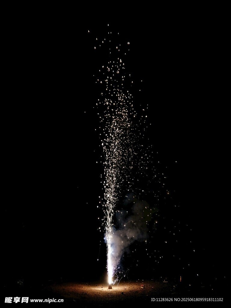 夜空中的绚烂烟火绽放
