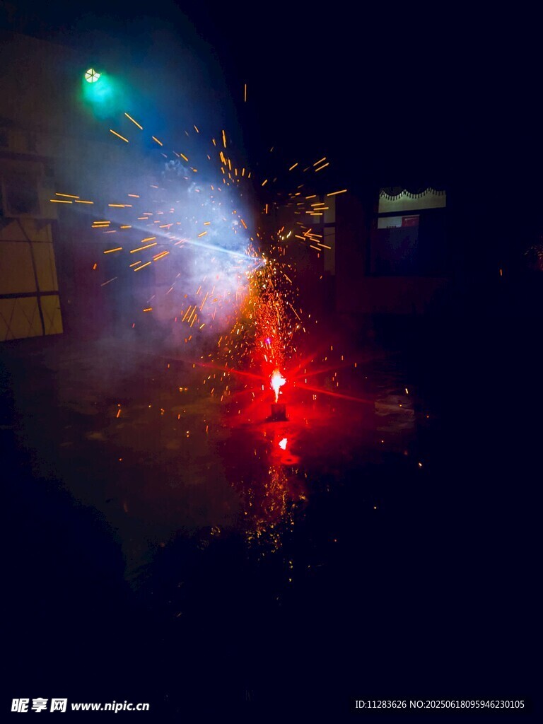 夜晚绚烂烟花绽放瞬间