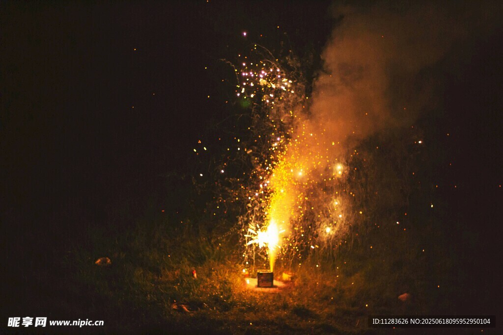 夜中火光闪耀的绚烂景象