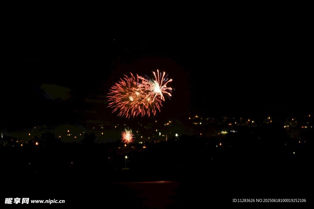 夜空中绚烂的烟花绽放