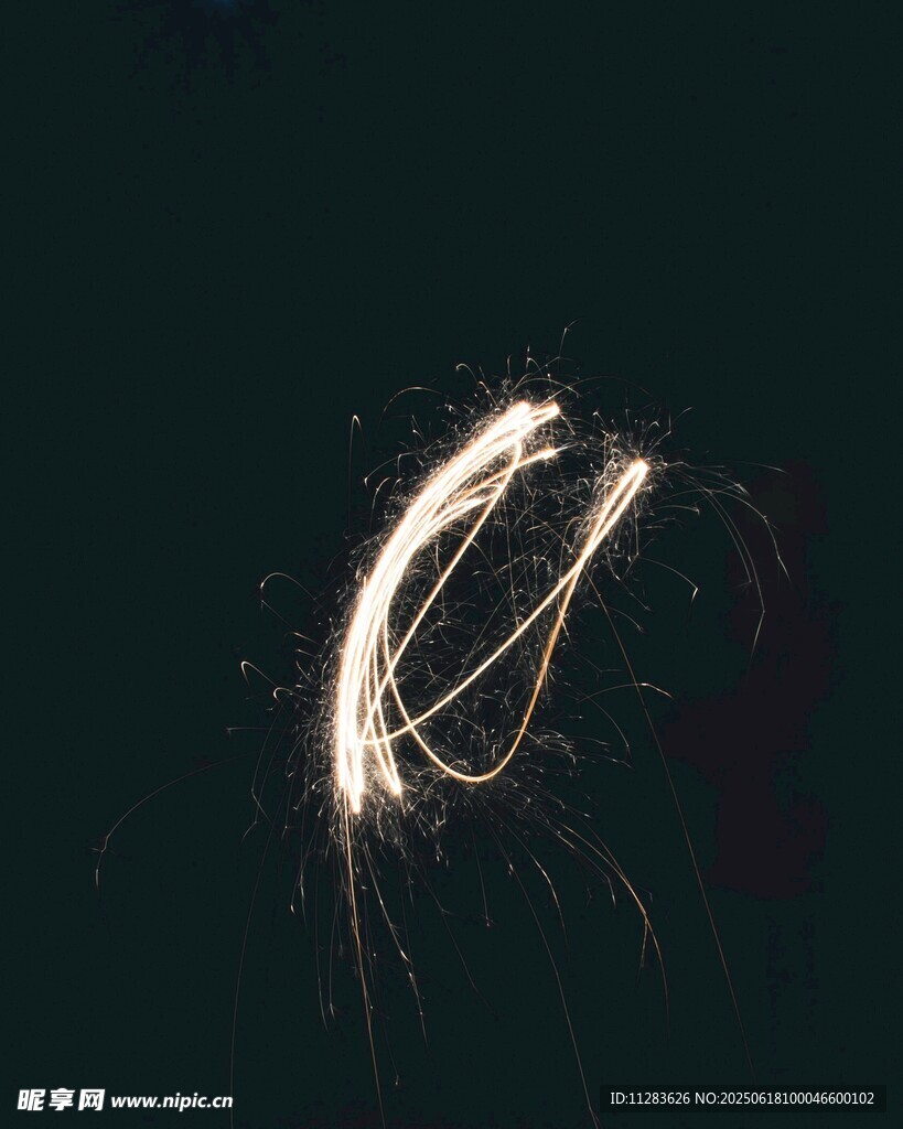 夜空中的绚烂烟花轨迹