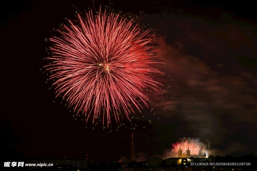 夜空中绽放的绚丽烟花