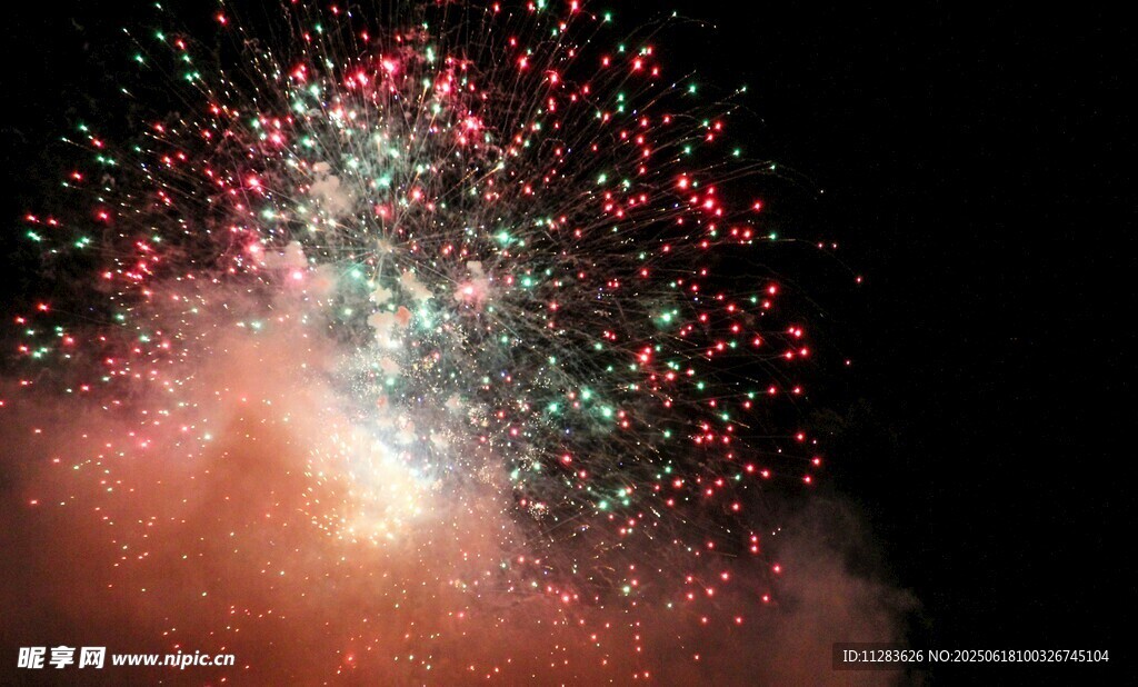 绚丽烟花绽放夜空