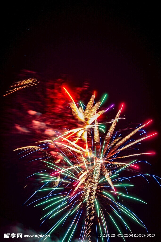 绚丽烟花绽放夜空